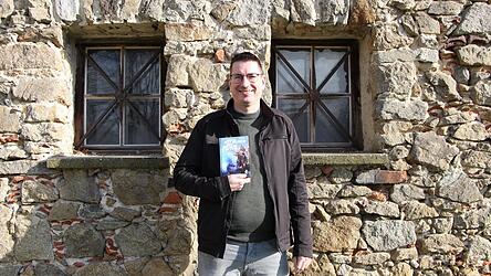 Auf einige alte Gemäuer - wie hier die Kirchenburg in Bad Kötzting - treffen auch die Hauptpersonen Desmond und Winston in Florian Bocks Buch „Durch die Zeit reisen und in Ärsche treten“.