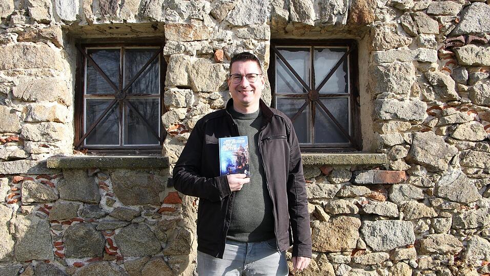 Auf einige alte Gem&auml;uer - wie hier die Kirchenburg in Bad K&ouml;tzting - treffen auch die Hauptpersonen Desmond und Winston in Florian Bocks Buch &bdquo;Durch die Zeit reisen und in &Auml;rsche treten&ldquo;.