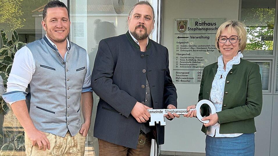 Offizielle Amts&uuml;bergabe von Jutta Staudinger an ihren Nachfolger im Amt des B&uuml;rgermeisters Christian Zellner mit dem symbolischen Rathausschl&uuml;ssel. Auch Gesch&auml;ftsleiter Tobias Arnold begr&uuml;&szlig;te den neuen Rathauschef (v.r.).