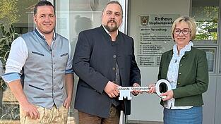Offizielle Amts&uuml;bergabe von Jutta Staudinger an ihren Nachfolger im Amt des B&uuml;rgermeisters Christian Zellner mit dem symbolischen Rathausschl&uuml;ssel. Auch Gesch&auml;ftsleiter Tobias Arnold begr&uuml;&szlig;te den neuen Rathauschef (v.r.).
