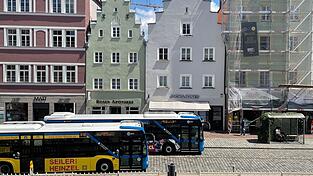An den Haltestellen öffnen die Busfahrer auch die hinteren Türen. So klappt der Zustieg schneller, die Wartezeiten sind kürzer. Kontrollen übernehmen Angestellte des MVV während der Fahrt, nicht mehr der Fahrer selbst. An den Haltestellen öffnen die Busfahrer auch die hinteren Türen. So klappt der Zustieg schneller, die Wartezeiten sind kürzer. Kontrollen übernehmen Angestellte des MVV während der Fahrt, nicht mehr der Fahrer selbst.