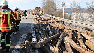 Ein Holztransporter hat am Freitag bei der Auffahrt auf die A3 bei Hengersberg diese Baumstämme verloren. Dadurch kam es zu erheblichen Verkehrsbehinderungen auf der Autobahn. Ein Holztransporter hat am Freitag bei der Auffahrt auf die A3 bei Hengersberg diese Baumstämme verloren. Dadurch kam es zu erheblichen Verkehrsbehinderungen auf der Autobahn.