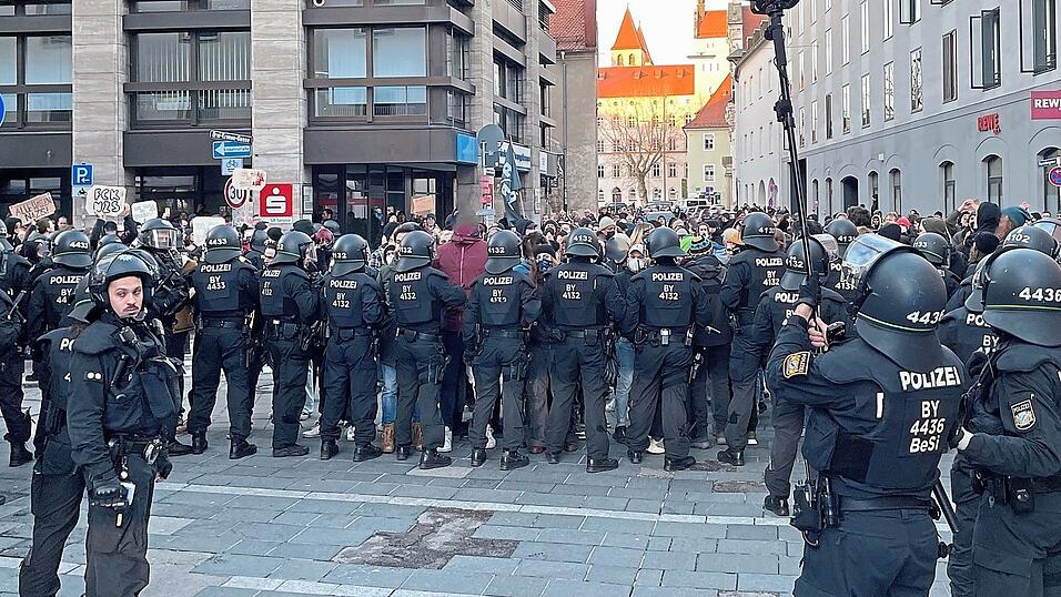 Bei einer Blockade gegen eine rechte Demo am 27. Januar soll ein Mann gegen einen Polizisten geschlagen haben. Der Gerichtsprozess dazu am Donnerstag geriet ins Stocken, da ein wichtiges Beweismittel fehlte. Bei einer Blockade gegen eine rechte Demo am 27. Januar soll ein Mann gegen einen Polizisten geschlagen haben. Der Gerichtsprozess dazu am Donnerstag geriet ins Stocken, da ein wichtiges Beweismittel fehlte.