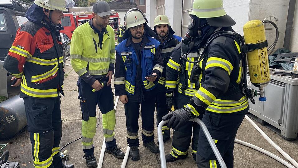 Zusammen mit einem Mitarbeiten der Bayernwerk AG wurde das Gebäudestromnetz kontrolliert. Zusammen mit einem Mitarbeiten der Bayernwerk AG wurde das Gebäudestromnetz kontrolliert.