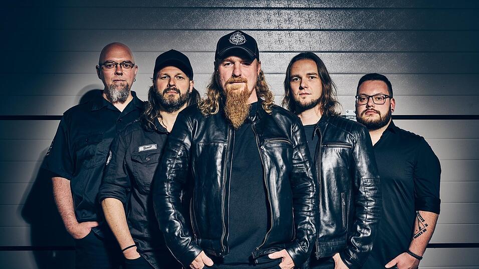 Bereit f&uuml;r den Megasommer 2025: Seasons in Black mit Frontmann Lucki Maurer, Markus Neumeier, Roman Adam, Leon Hanff und Harald Hemauer.