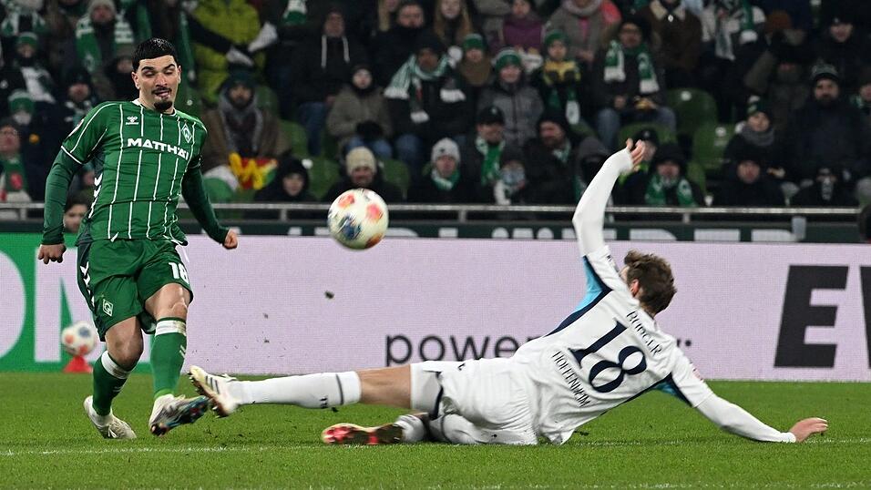 F&uuml;r diese Aktion flog Hoffenheims Wouter Burger (r.) vom Platz.