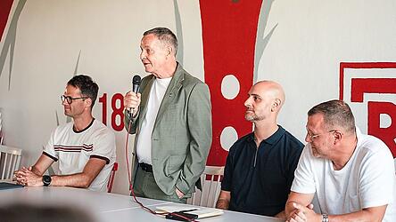 Trainer Sascha Hildmann (von rechts), Sportdirektor Alexander Schmalhofer, Vorstandschef G&uuml;nter H&ouml;dl und Gesch&auml;ftsf&uuml;hrer Philipp Hausner beantworteten die Fragen der Fans.