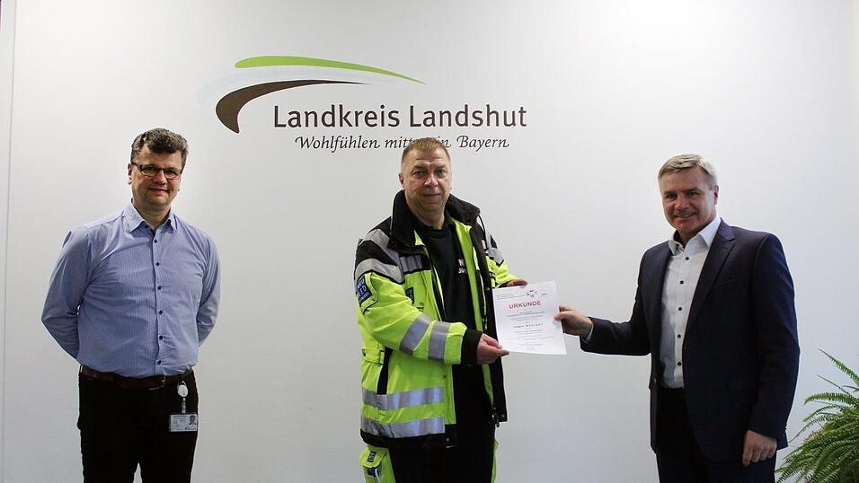 J&uuml;rgen K&ouml;niger (M.) wurde vom Zweckverbandsvorsitzenden, Landrat Peter Dreier, und Gesch&auml;ftsleiter Michael Hildenbrand (li.) erneut zum &Auml;rztlichen Leiter Rettungsdienst im Bereich Landshut ernannt.