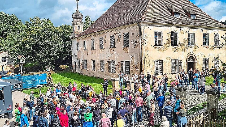 Viele Besucher zeigen großes Interesse an der Geschichte des Gutes Hötzing.