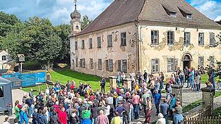 Viele Besucher zeigen großes Interesse an der Geschichte des Gutes Hötzing.
