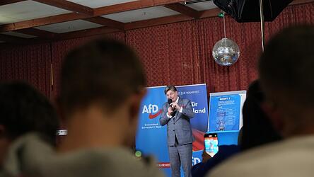 Maximilian Krah spricht vor rund 200 Menschen &uuml;ber Migration, Macht, M&auml;nnlichkeit - und Disziplin.