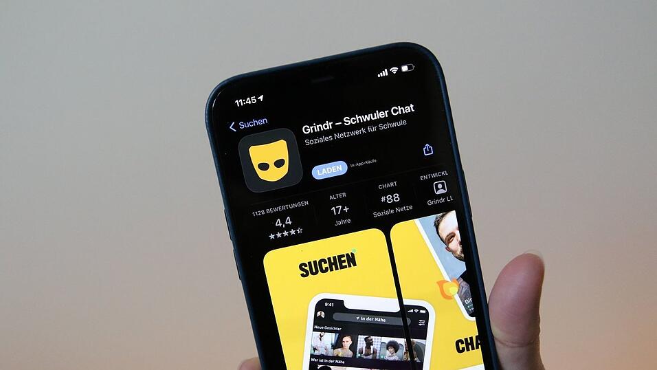 Die Schwulen-App Grindr - ein Kofferwort aus «Guy» und «Finder» (also Kerlefinder) und angelehnt ans Verb «grind» (reiben, schleifen) - sortiert mögliche Partner nicht mehr zuerst nach gemeinsamen Interessen, sondern danach, wer gerade mit dem Handy in der Nähe ist. (Archivbild) Die Schwulen-App Grindr - ein Kofferwort aus «Guy» und «Finder» (also Kerlefinder) und angelehnt ans Verb «grind» (reiben, schleifen) - sortiert mögliche Partner nicht mehr zuerst nach gemeinsamen Interessen, sondern danach, wer gerade mit dem Handy in der Nähe ist. (Archivbild)