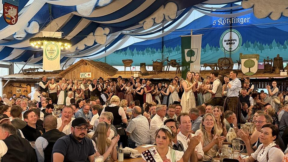 Klatschend auf den B&auml;nken: So erlebte man die Further Abordnung am Donnerstagabend beim Pfingsfest.