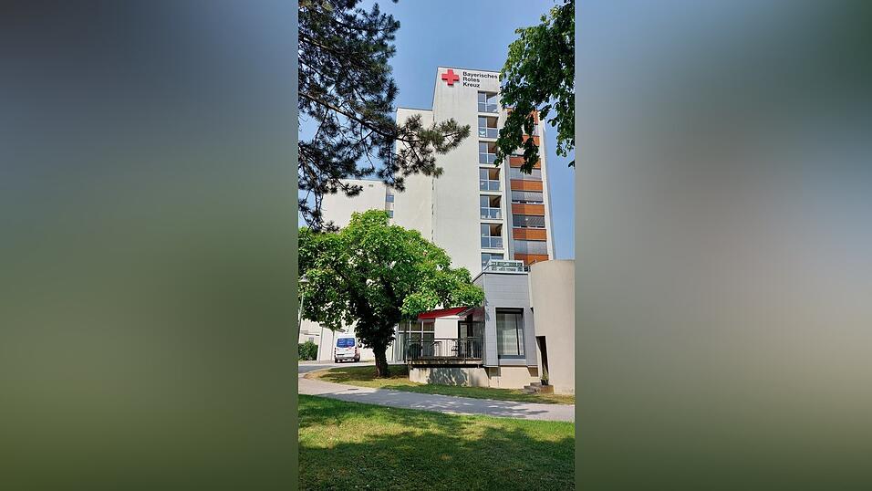 Das Hochhaus mit dem BRK-Zeichen oben an der Wand ist markant.