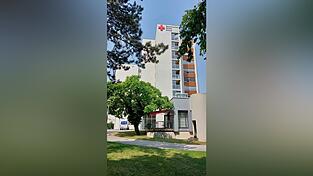 Das Hochhaus mit dem BRK-Zeichen oben an der Wand ist markant. Das Hochhaus mit dem BRK-Zeichen oben an der Wand ist markant.