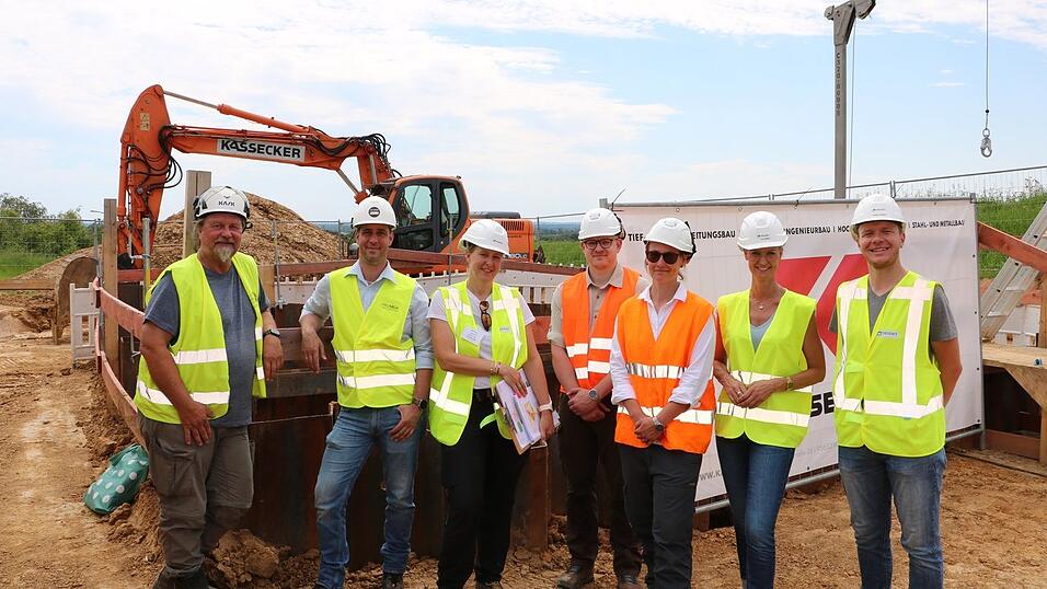 Dieter Heyse, David Biedermann, Britta Kopecky-Hermanns, Lennart Schönemann, Alexandra Klingelhöfer, Ina-Isabelle Haffke und Fabian Herbst (von links) stellen die Grabung vor. Dieter Heyse, David Biedermann, Britta Kopecky-Hermanns, Lennart Schönemann, Alexandra Klingelhöfer, Ina-Isabelle Haffke und Fabian Herbst (von links) stellen die Grabung vor.