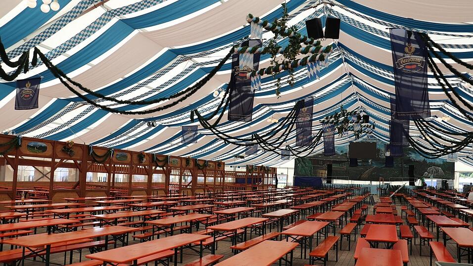 Im Festzelt wurden am Dienstag die letzten Vorbereitungen getroffen.