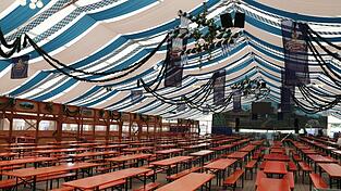 Im Festzelt wurden am Dienstag die letzten Vorbereitungen getroffen.