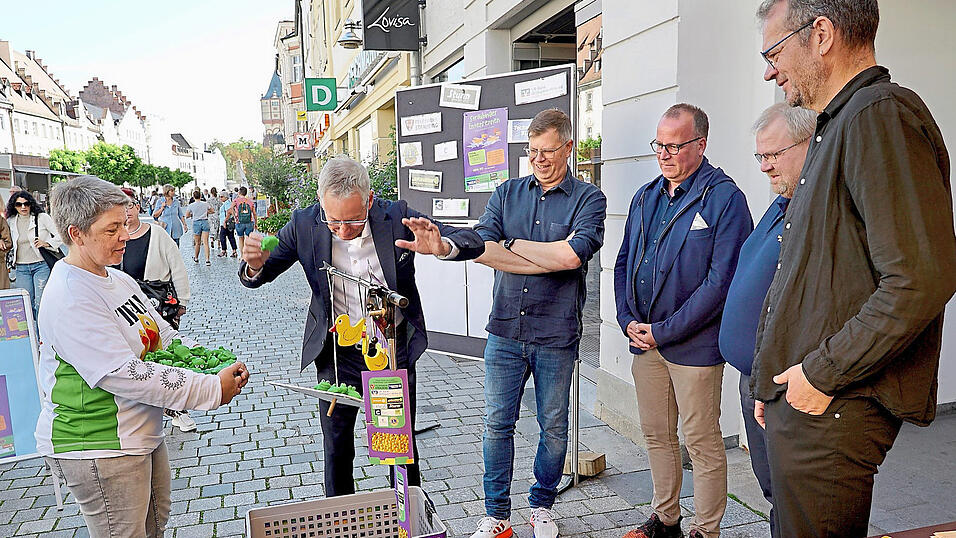 Verabschieden sich die Frösche jetzt oder bleiben sie? Die Spannung bei Oberbürgermeister Markus Pannermayr war ziemlich groß im Kreise seiner Mitstapler.