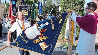 Die Fahnenb&auml;nder wurden gesegnet.