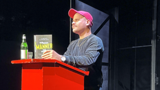 Tobias Ginsburg las aus seinem kürzlich erschienenen Buch 'Die letzten Männer des Westens'.