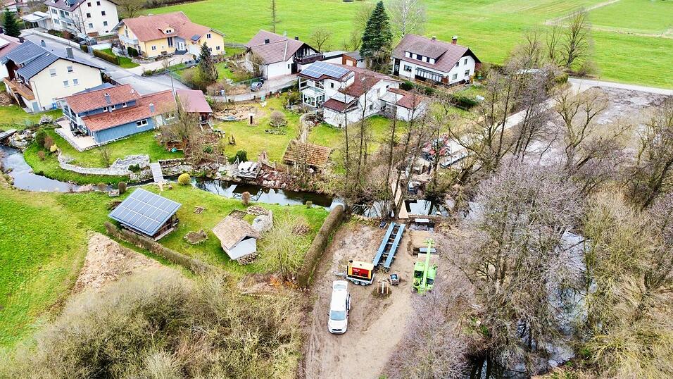 Derzeit ist auch die Br&uuml;cke vom Cave-Gel&auml;nde zum Weiherdamm im Bau.