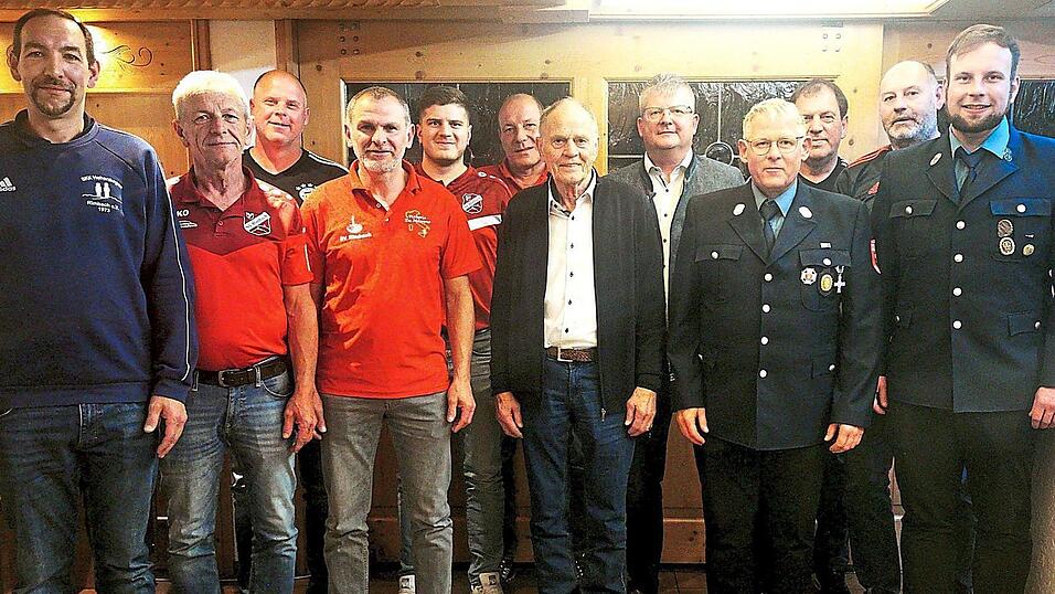 Der Jubilar Heinz Niedermayer sen. (Mitte) mit den Vereinsabordnungen.