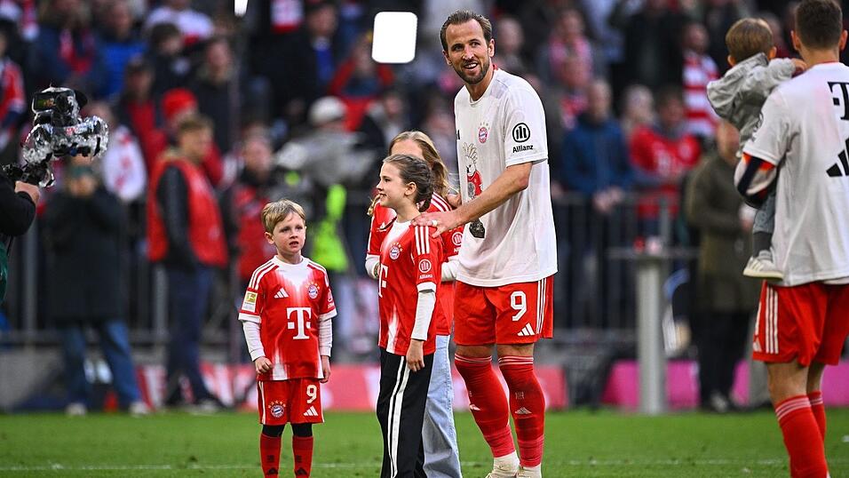 Harry Kane genie&szlig;t seine zweite Meisterschaft mit dem FC Bayern mit seinen Kindern.
