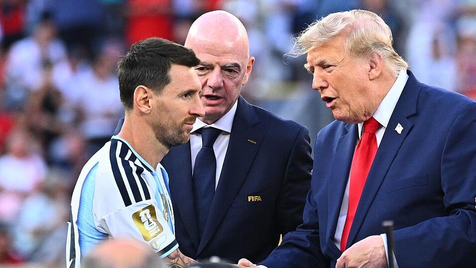 Donald Trump (r) ehrt Lionel Messi. Donald Trump (r) ehrt Lionel Messi.