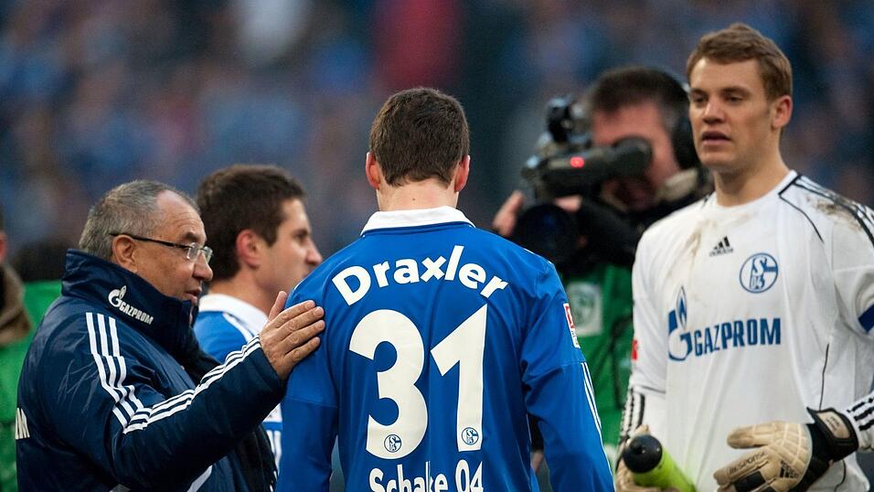 Felix Magath (l) trainiert auf Schalke einst auch Manuel Neuer (r). (Archivbild)