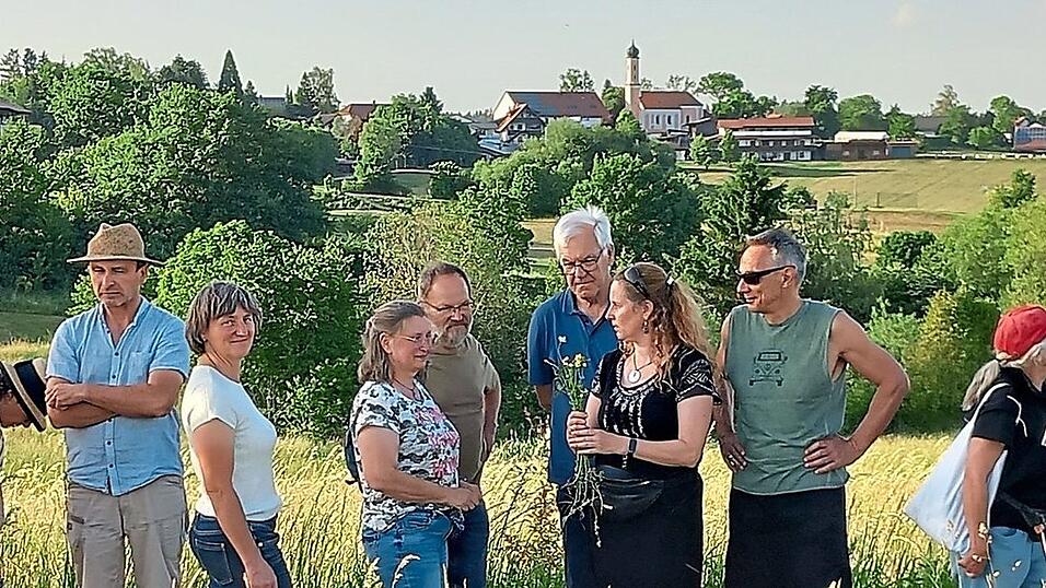 Die Naturinteressierten mit Biologin Anja Knopp (Mitte).