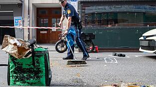 Polizisten und Rettungskr&auml;fte r&uuml;ckten zum Ort des Geschehens aus. (Symbolbild)