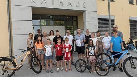 Die Kolping-Familie mit Teamkapit&auml;n Thomas P&ouml;schl, B&uuml;rgermeister Martin Hiergeist, der zust&auml;ndige Mitarbeiter beim Hauptamt Paul Datzer sowie Sekret&auml;rin Claudia Fuchs