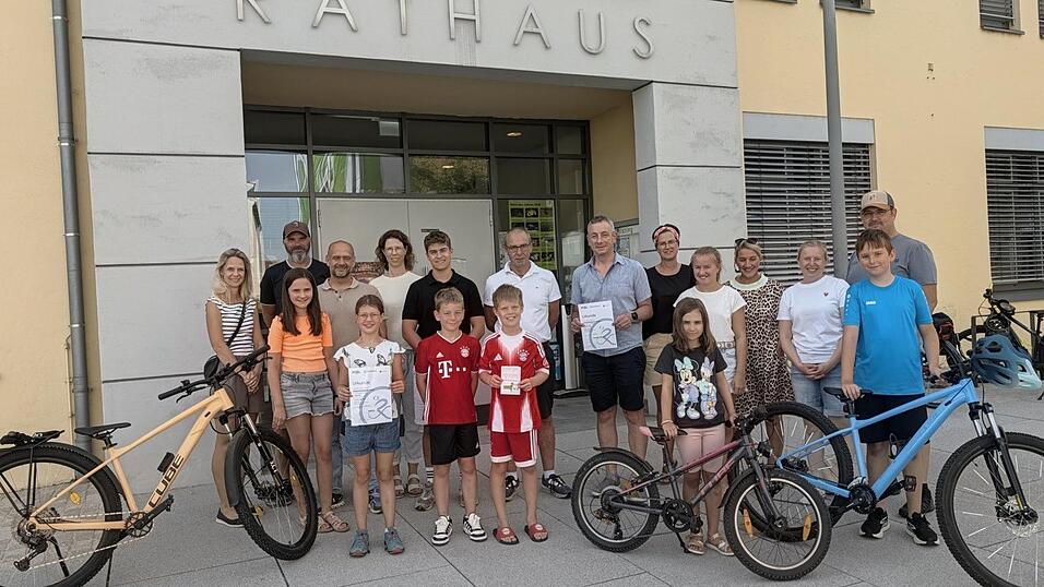 Die Kolping-Familie mit Teamkapitän Thomas Pöschl, Bürgermeister Martin Hiergeist, der zuständige Mitarbeiter beim Hauptamt Paul Datzer sowie Sekretärin Claudia Fuchs Die Kolping-Familie mit Teamkapitän Thomas Pöschl, Bürgermeister Martin Hiergeist, der zuständige Mitarbeiter beim Hauptamt Paul Datzer sowie Sekretärin Claudia Fuchs