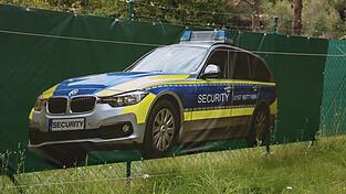 Wer würde darauf nicht hereinfallen? Wenn man nach Unterhütte einfährt, blickt man auf dieses Polizeiauto. Bei genauerem Hinsehen entpuppt sich das Auto als Attrappe. Es ist ein 3D-Aufdruck. Die Polizei ärgert's. (Symbolbild)