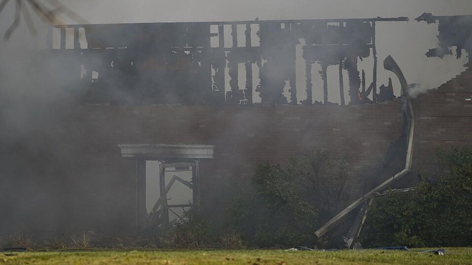 Bei Schüssen und dem Feuer sind Menschen gestorben. Bei Schüssen und dem Feuer sind Menschen gestorben.