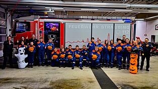 Die Jugendgruppe der Freiwilligen Feuerwehr hat sich beim Kürbisschnitzen auf Halloween eingestimmt.