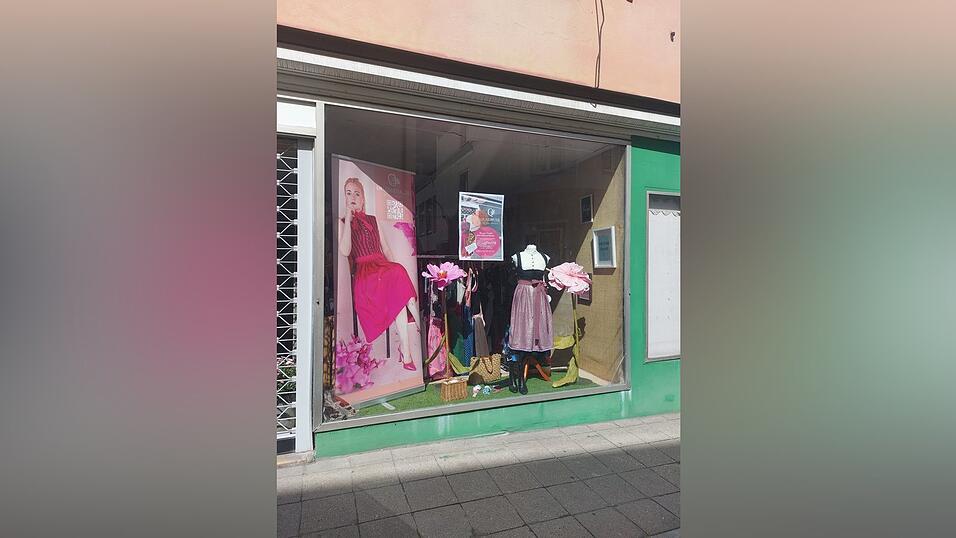 Die Schaufenster sind dekoriert, die Er&ouml;ffnung kann kommen: Ab Samstag gibt es in der Schwanenstra&szlig;e Trachtenmode zu kaufen - und zwar im Pop-up-Store von Quadrudl.