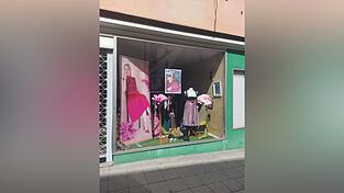 Die Schaufenster sind dekoriert, die Er&ouml;ffnung kann kommen: Ab Samstag gibt es in der Schwanenstra&szlig;e Trachtenmode zu kaufen - und zwar im Pop-up-Store von Quadrudl.
