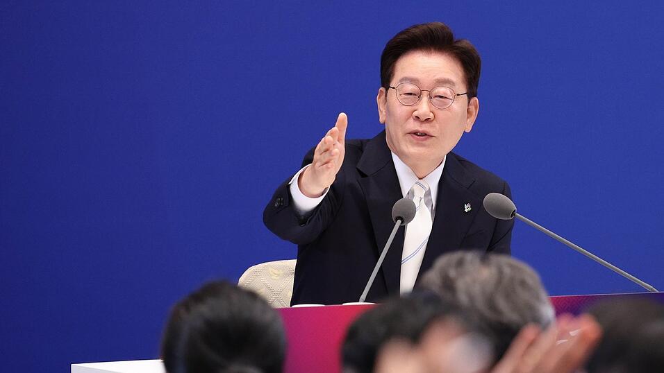 Bei seiner Pressekonferenz zum 1. Jahrestag seiner Amtseinführung äußerte sich Südkoreas Präsident Lee Jae Myung zum Skandal rund um die kürzlich abgehaltenen Regionalwahlen im Land. Bei seiner Pressekonferenz zum 1. Jahrestag seiner Amtseinführung äußerte sich Südkoreas Präsident Lee Jae Myung zum Skandal rund um die kürzlich abgehaltenen Regionalwahlen im Land.