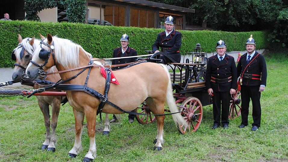 Die Kutscher, Herbert Hallschmid und Helmut Hallschmid von der FF Perbing im Jahr 2011 Die Kutscher, Herbert Hallschmid und Helmut Hallschmid von der FF Perbing im Jahr 2011