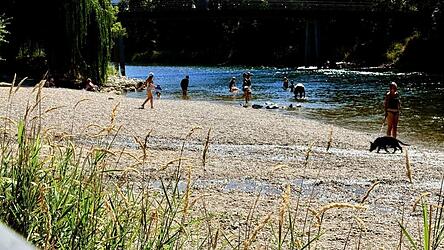 So sch&ouml;n, wie sie Willy Michl einst in seinem &bdquo;Isarflimmern&ldquo; besang: Die Landshuter Isar lockt immer mehr Badefreunde an.