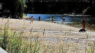 So schön, wie sie Willy Michl einst in seinem „Isarflimmern“ besang: Die Landshuter Isar lockt immer mehr Badefreunde an. So schön, wie sie Willy Michl einst in seinem „Isarflimmern“ besang: Die Landshuter Isar lockt immer mehr Badefreunde an.
