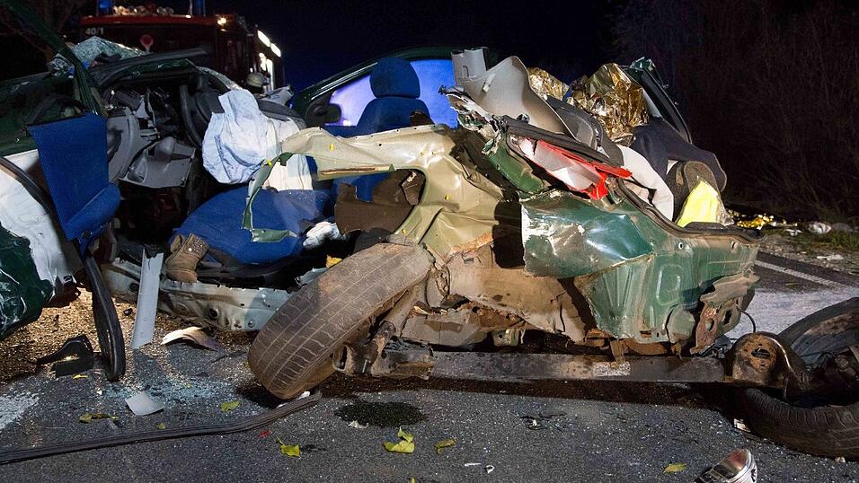 Zwei Menschen starben bei einem Verkehrsunfall am Montagabend auf der B11 bei Eching. Zwei Menschen starben bei einem Verkehrsunfall am Montagabend auf der B11 bei Eching.