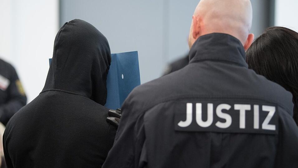 Sechs mutmaßliche Mitläufer der 'Revolution Chemnitz' müssen sich ab Montag vor Gericht verantworten. Sechs mutmaßliche Mitläufer der 'Revolution Chemnitz' müssen sich ab Montag vor Gericht verantworten.