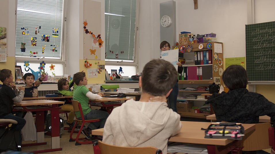Zwei Schülerinnen der 4b der Grundschule St. Peter in Straubing schlüpften für eine Stunde in die Rolle der Fotografen. Fleißig fotografierten sie ihre Mitschüler beim Besuch der Redakteurin Tanja Pfeffer. Zwei Schülerinnen der 4b der Grundschule St. Peter in Straubing schlüpften für eine Stunde in die Rolle der Fotografen. Fleißig fotografierten sie ihre Mitschüler beim Besuch der Redakteurin Tanja Pfeffer.