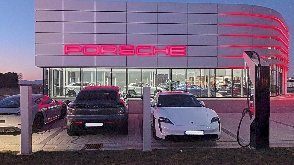 Neue Energie &uuml;ber Nacht: Vor dem Plattlinger Porschezentrum ruhen einige Sportwagen bis zum n&auml;chsten Einsatz an der Lades&auml;ule.