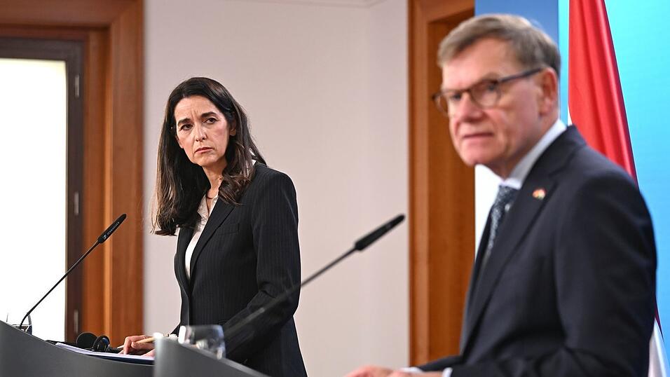 Außenminister Johann Wadephul (CDU) äußert sich bei einer Pressekonferenz mit seiner ungarischen Kollegin Anita Orbán auch zum Vorgehen Israels im Westjordanland und möglichen neuen Sanktionen. Außenminister Johann Wadephul (CDU) äußert sich bei einer Pressekonferenz mit seiner ungarischen Kollegin Anita Orbán auch zum Vorgehen Israels im Westjordanland und möglichen neuen Sanktionen.