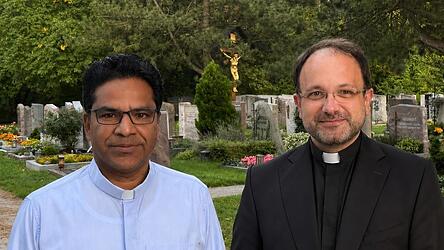 Pater Anand Bhaskar Balla (l.) kommt zur&uuml;ck.