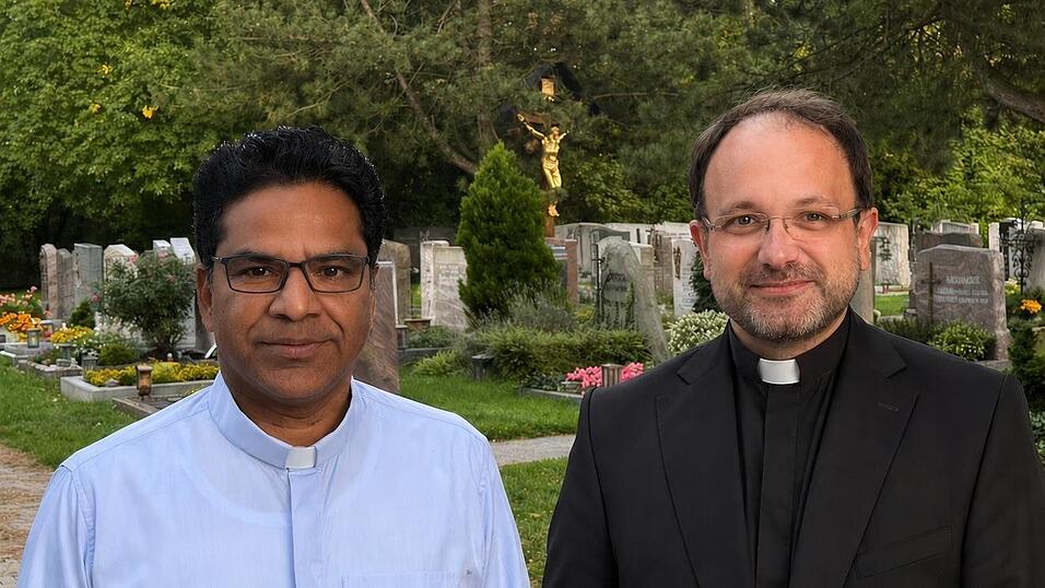 Pater Anand Bhaskar Balla (l.) kommt zurück. Pater Anand Bhaskar Balla (l.) kommt zurück.